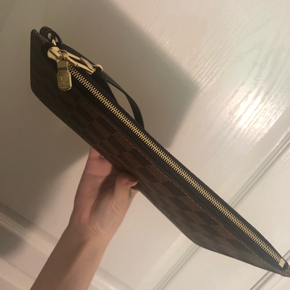 BRAND NEW Neverfull MM Damier Ebene Pouch/Wristlet - Picture 3 of 10